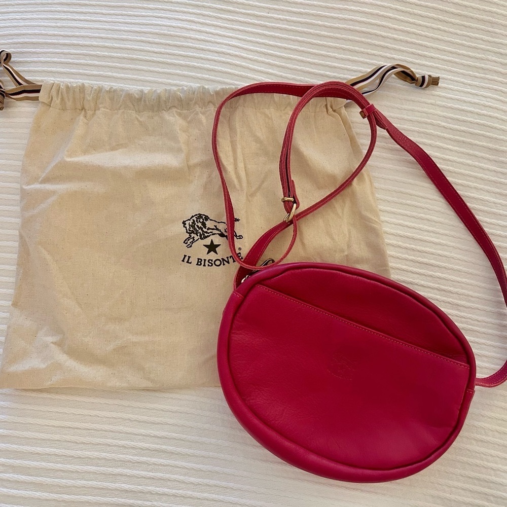 IL Bisonte Rubino Round Vacchetta Leather Crossbody Bag - Magenta